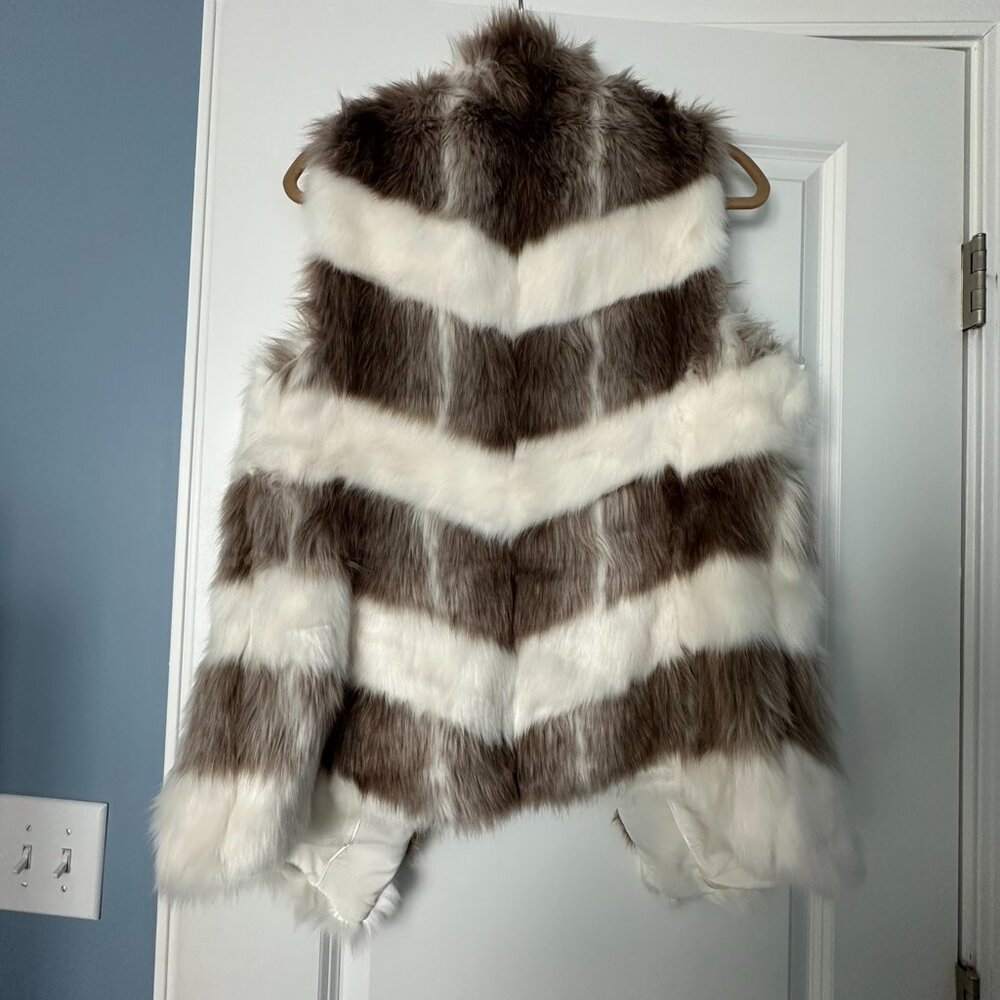 WHBM Faux Fur Chevron Vest w/ Hook and Eye Closure Size M EUC - Picture 3 of 11
